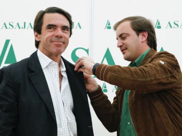 Aznar es condecorado por el titular de ASAJA en Ávila, Joaquín Antonio Pino.