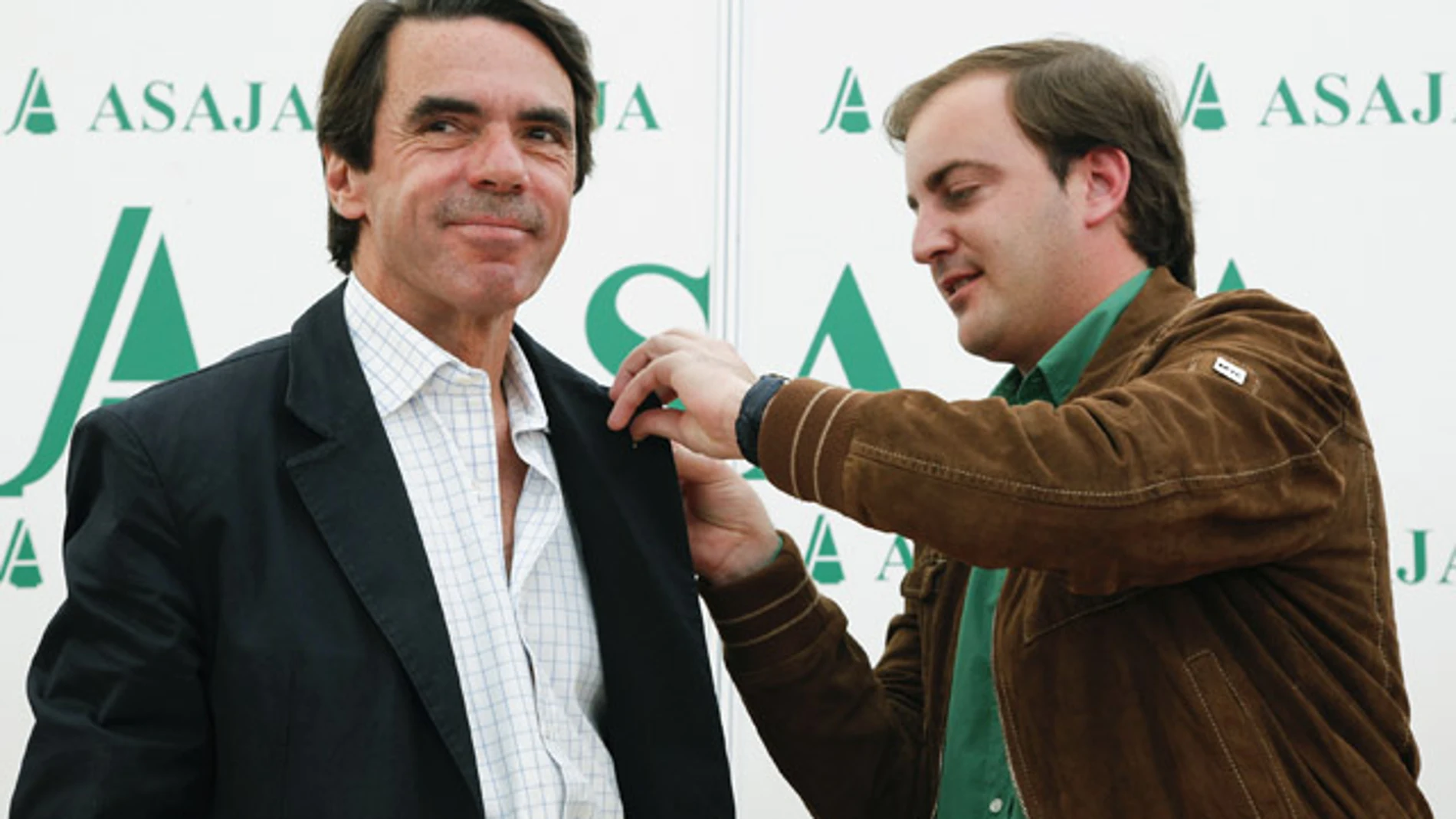 Aznar es condecorado por el titular de ASAJA en Ávila, Joaquín Antonio Pino. Aznar es condecorado por el titular de ASAJA en Ávila, Joaquín Antonio Pino.