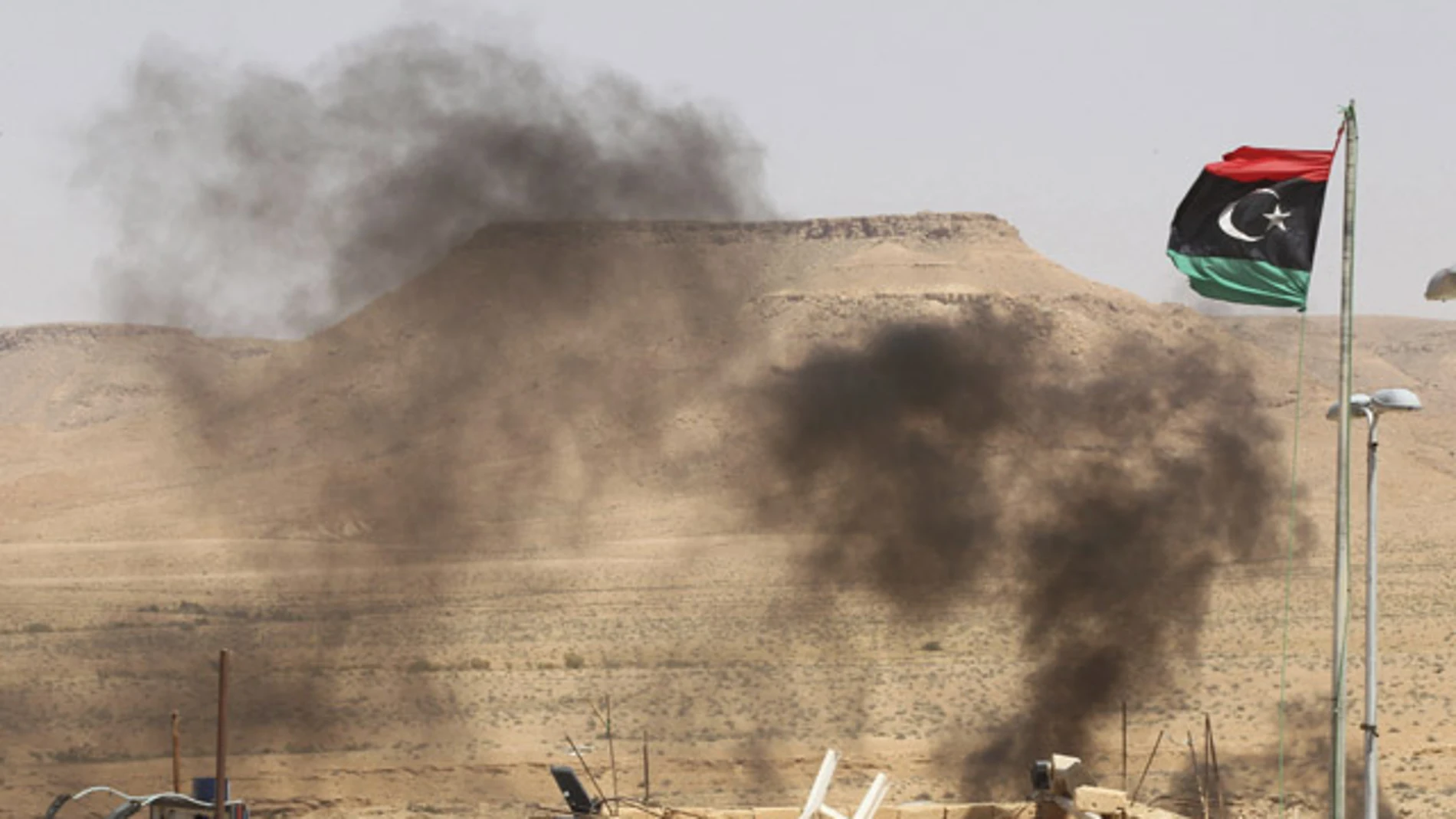 Refugiados libios quedan atrapados en un fuego cruzado. Refugiados libios quedan atrapados en un fuego cruzado.