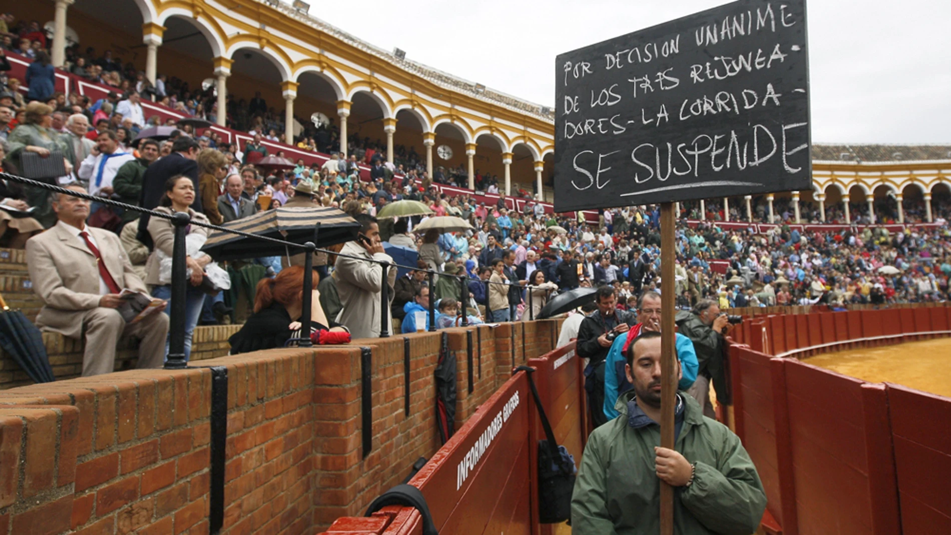 La lluvia obliga a suspender la corrida de rejones en La Maestranza La lluvia obliga a suspender la corrida de rejones en La Maestranza