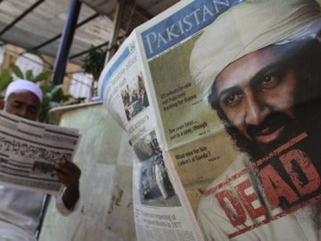 Los paquistanís leen los periódicos del día