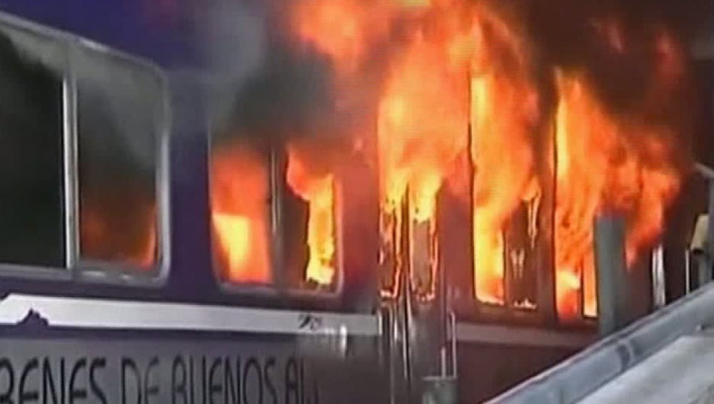 Tren ardiendo en Buenos Aires (03-05-2011)