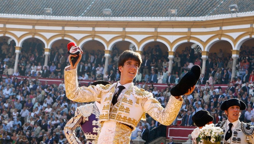 Esaú Fernández obtiene dos orejas tras tomar la alternativa