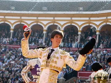 Esaú Fernández obtiene dos orejas tras tomar la alternativa Esaú Fernández obtiene dos orejas tras tomar la alternativa