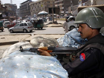 Oficiales paquistaníes hacen guardia en un punto de control 