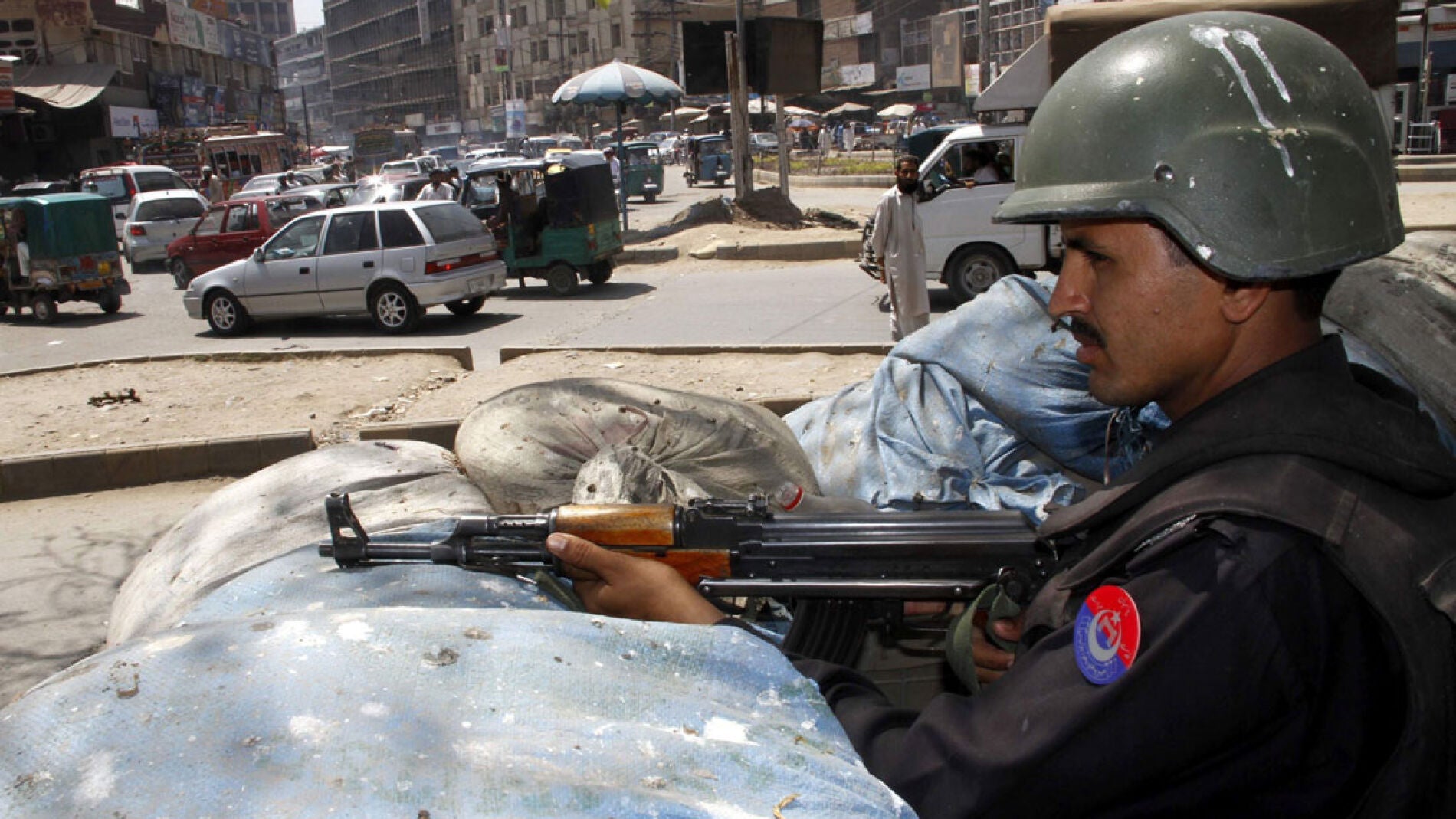Oficiales paquistan&iacute;es hacen guardia en un punto de control 