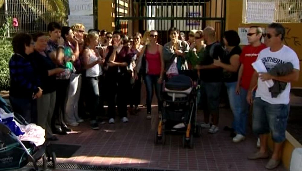 Niños a base de bocadillos y pizza en un colegio del sur