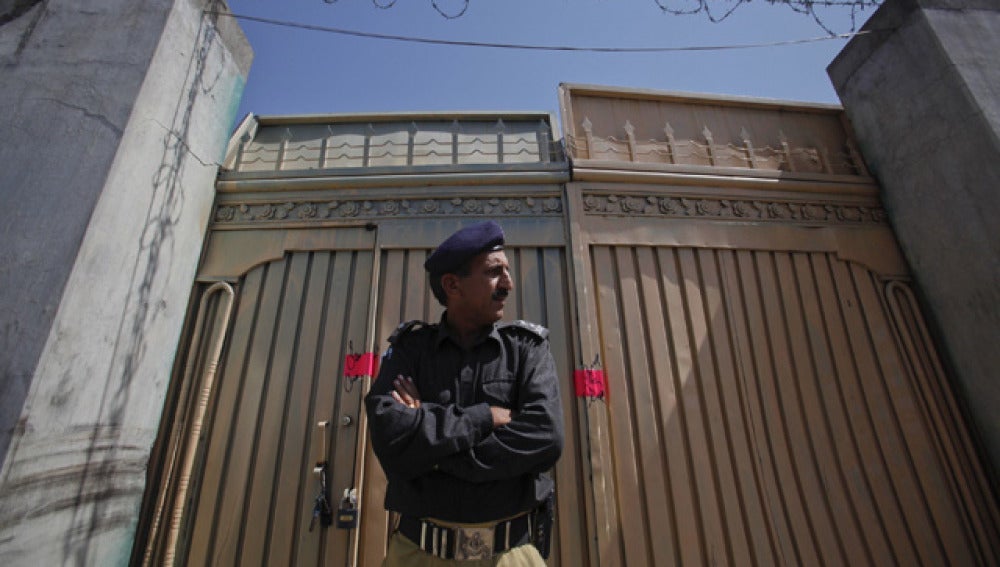 Puerta de la vivienda de Bin Laden en Pakistán