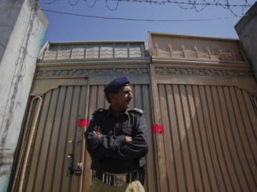 Puerta de la vivienda de Bin Laden en Pakistán