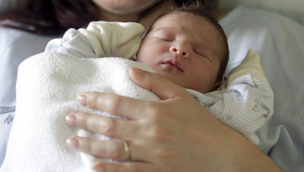 Un bebé junto a su madre