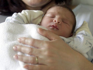 Un bebé junto a su madre