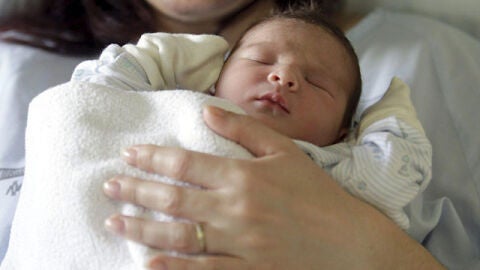 Un beb&eacute; junto a su madre