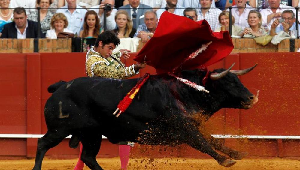 Cayetano durante la faena con la muleta a su segundo toro