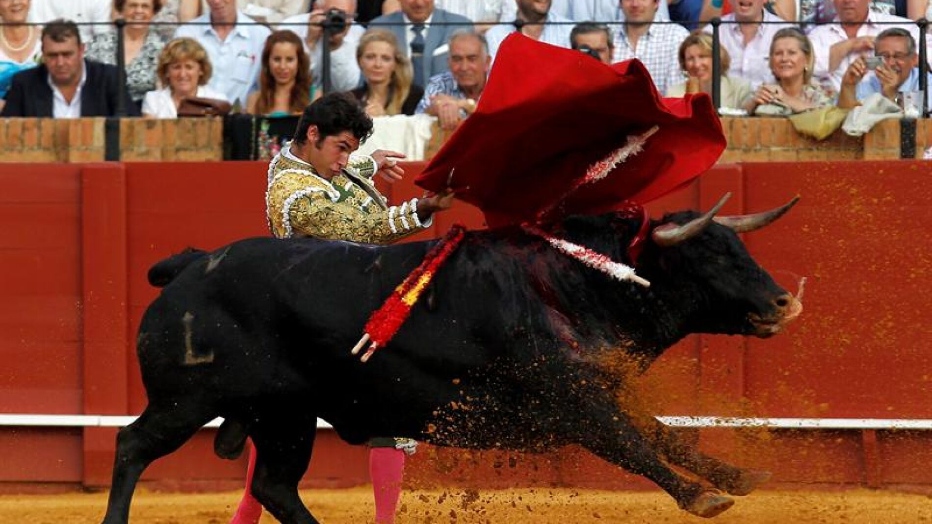 Cayetano durante la faena con la muleta a su segundo toro