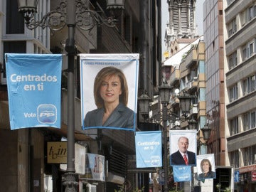Carteles del PP en la calle Caveda de Oviedo