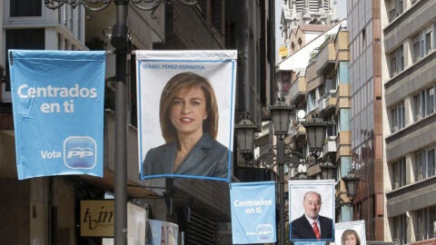 Carteles del PP en la calle Caveda de Oviedo