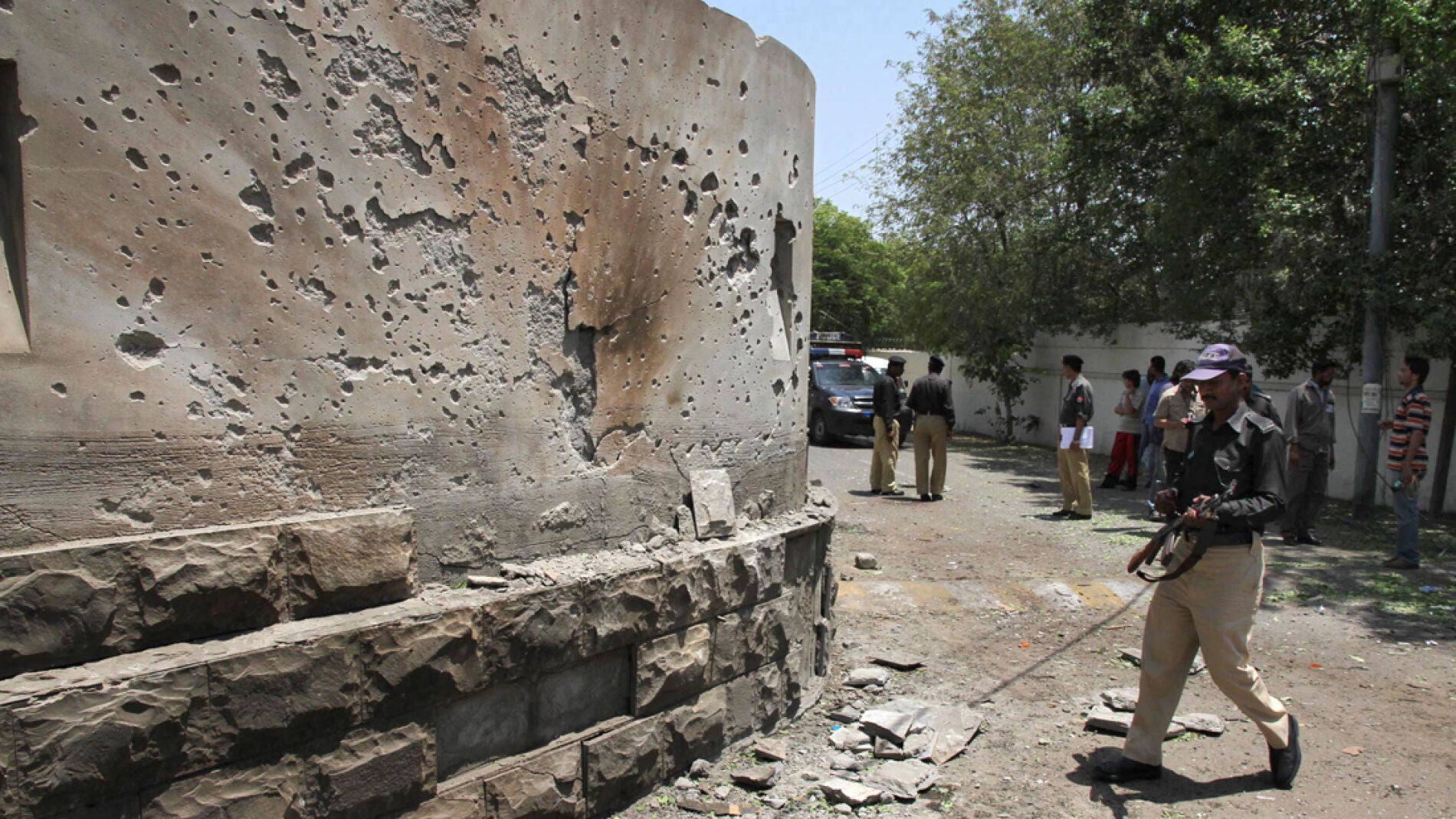 Un miembro de los cuerpos de seguridad de Pakist&aacute;n inspecciona el lugar de atentado