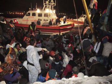 Inmigrantes cerca de Lampedusa