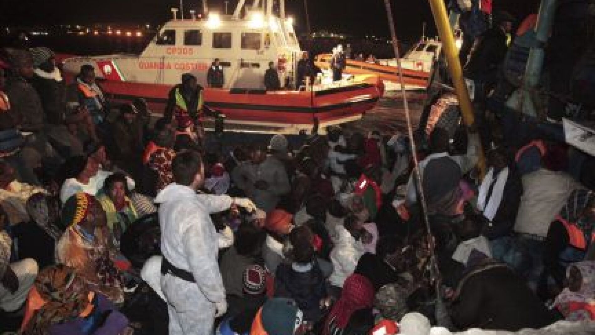 Inmigrantes cerca de Lampedusa