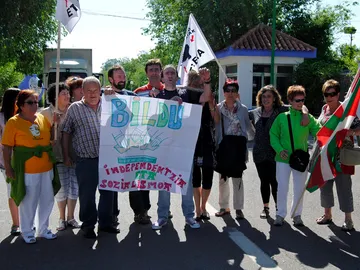 El preso etarra Ander Errandonea Arruti enarbola una pancarta a favor de Bildu El preso etarra Ander Errandonea Arruti enarbola una pancarta a favor de Bildu