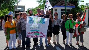 El preso etarra Ander Errandonea Arruti enarbola una pancarta a favor de Bildu
