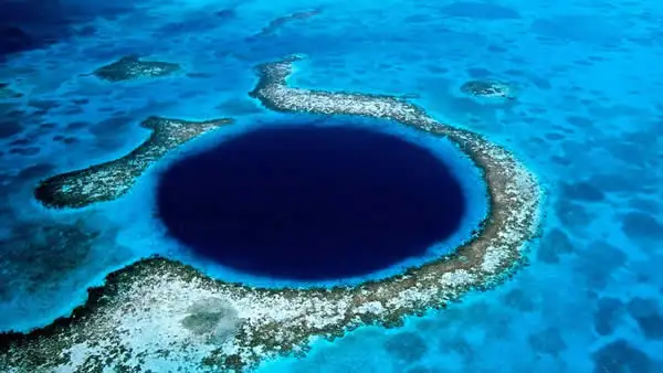 Imagen de archivo de un agujero azul Imagen de archivo de un agujero azul