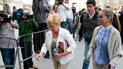 Mar&iacute;a Jos&eacute; Campanario junto a su marido y su madre