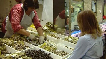 Atienden a una clienta en una pescadería