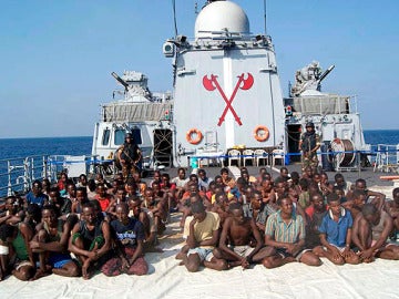 Piratas somalíes en una fragata