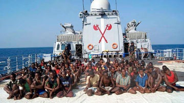 Piratas somalíes en una fragata