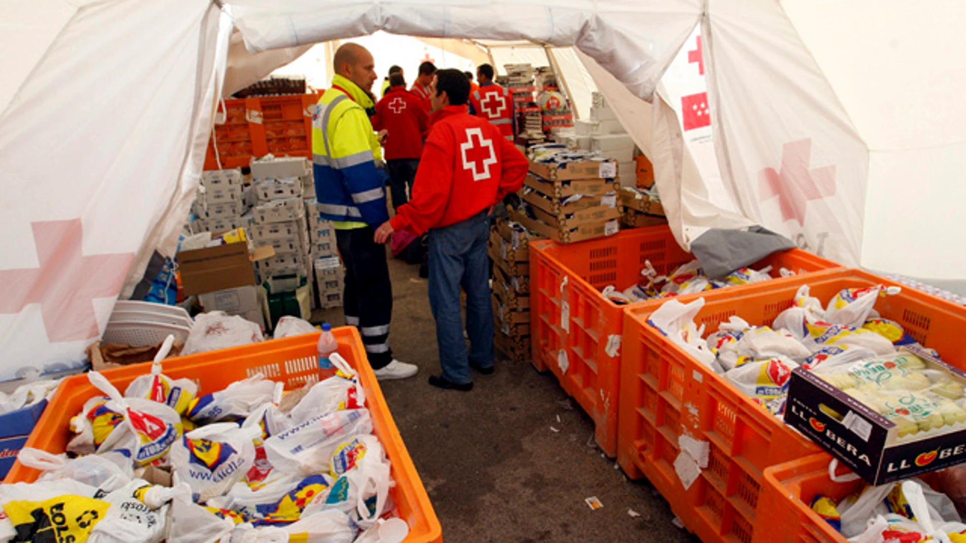 Voluntarios de Cruz Roja preparan el desayuno en una carpa de Lorca Voluntarios de Cruz Roja preparan el desayuno en una carpa de Lorca