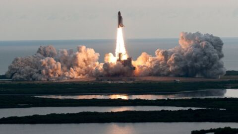 El transbordador Endeavour despega
