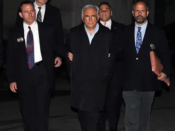 Dominique Strauss-Kahn, esposado Dominique Strauss-Kahn, esposado