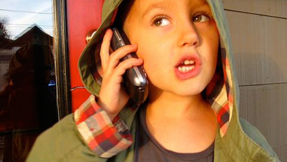Un niño hablando por el móvil