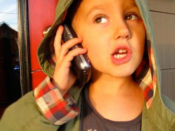 Un niño hablando por el móvil