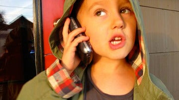 Un niño hablando por el móvil