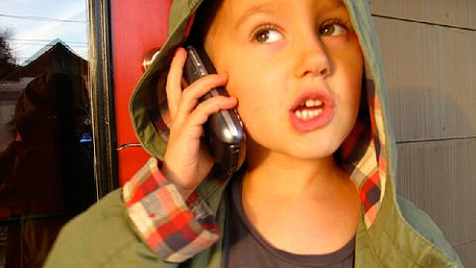 Un ni&ntilde;o hablando por el m&oacute;vil