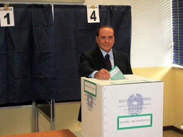 Silvio Berlusconi votando en las elecciones locales