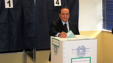 Silvio Berlusconi votando en las elecciones locales