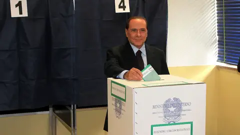 Silvio Berlusconi votando en las elecciones locales Silvio Berlusconi votando en las elecciones locales