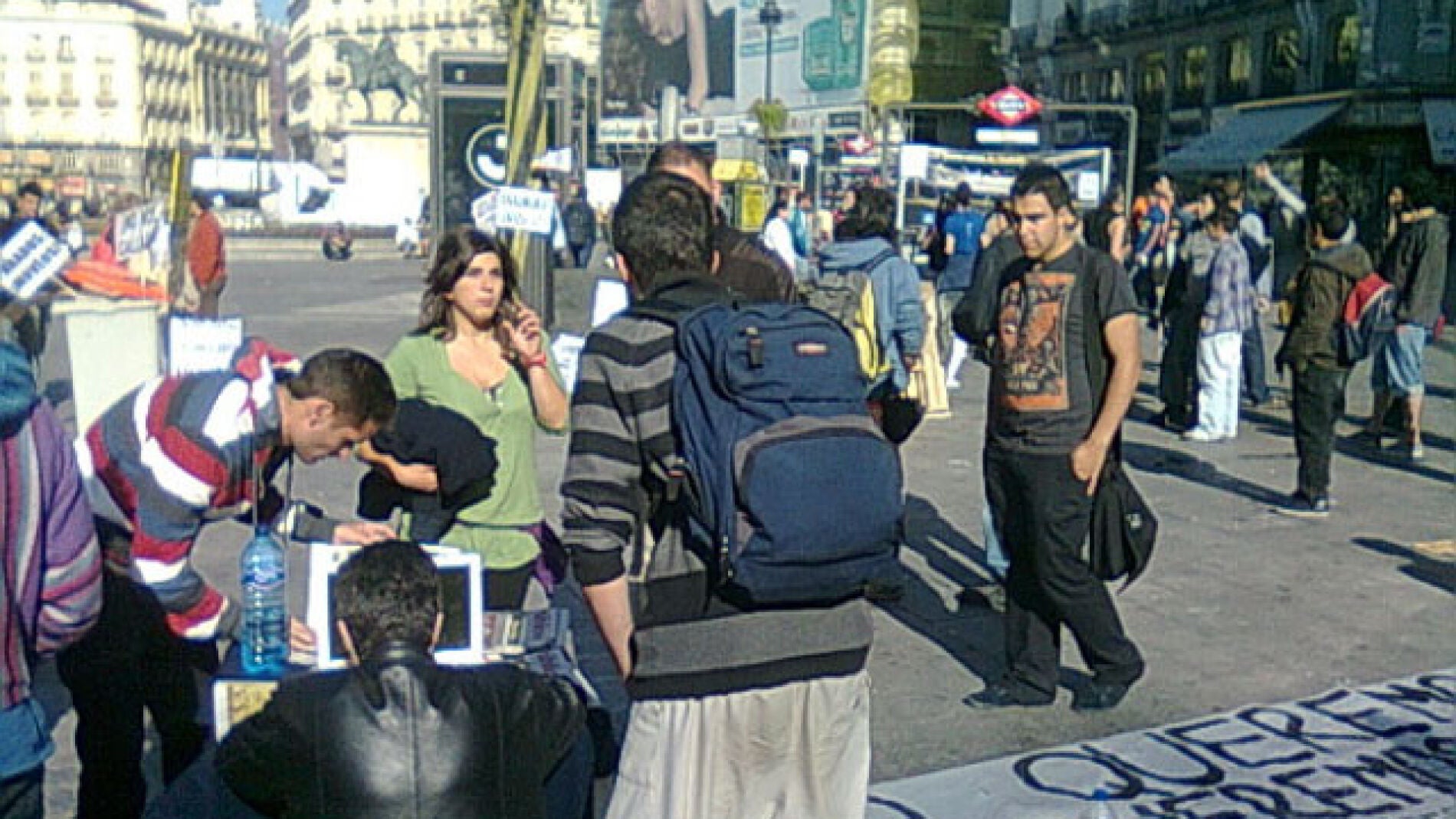 Decenas de jóvenes del movimiento 'Democracia real ya' acampan en centro Madrid 