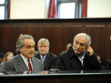 Strauss-Kahn junto a su abogado