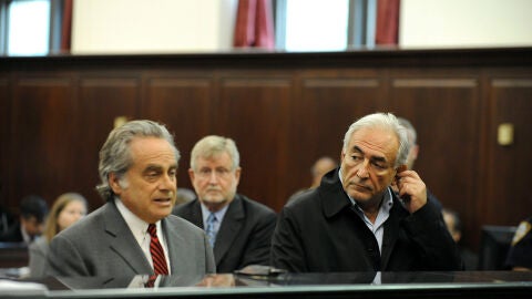 Strauss-Kahn junto a su abogado