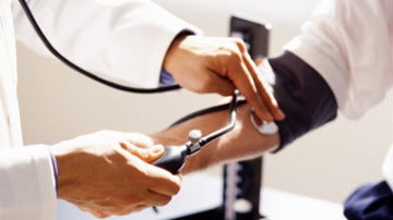 Un médico mide la presión arterial