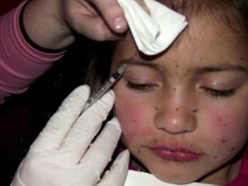 La pequeña Britney Campbell durante las inyecciones La pequeña Britney Campbell durante las inyecciones