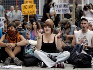 Jóvenes se concentran frente a los juzgados de Plaza de Castilla Jóvenes se concentran frente a los juzgados de Plaza de Castilla