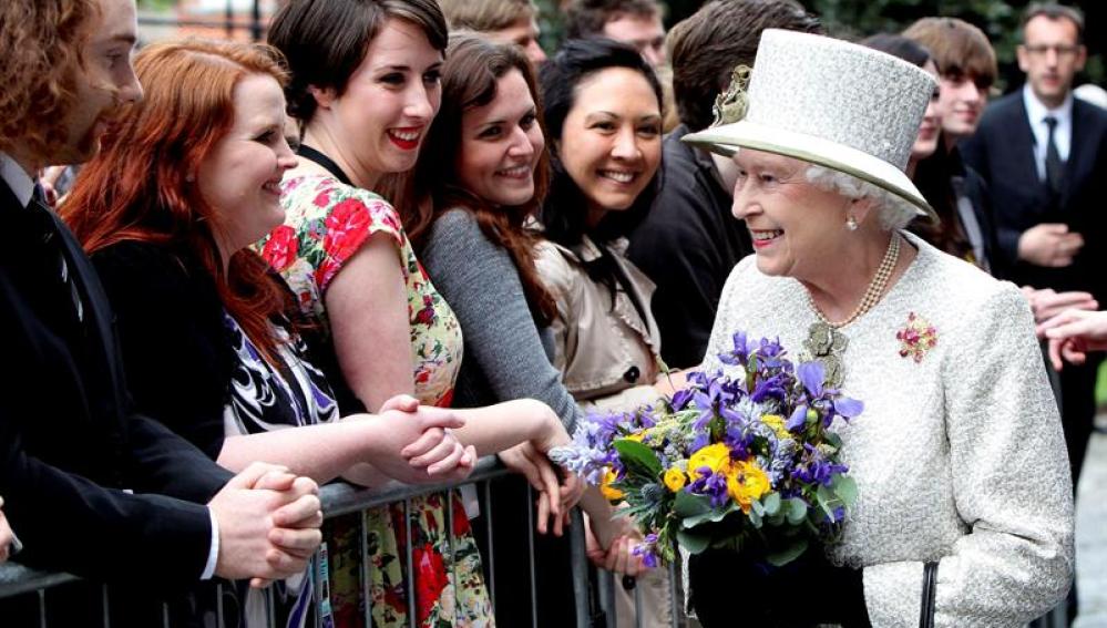 Isabel II durante su visita a Irlanda