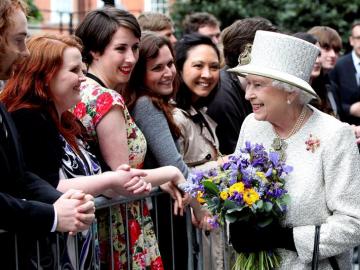 Isabel II durante su visita a Irlanda