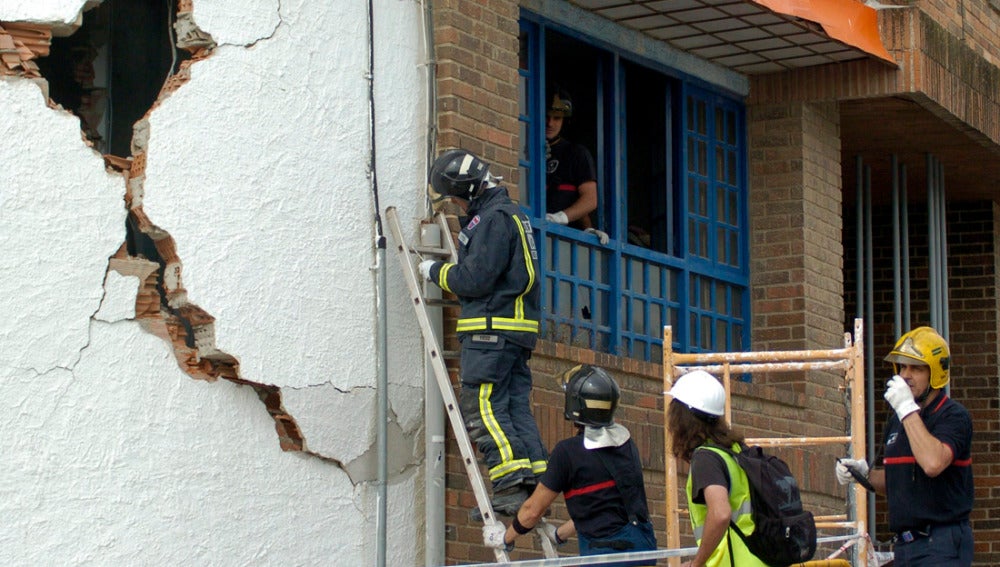 Los bomberos examinan un edificio afectado en Lorca