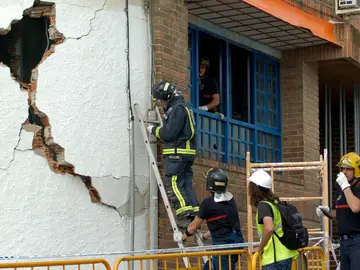 Los bomberos examinan un edificio afectado en Lorca Los bomberos examinan un edificio afectado en Lorca